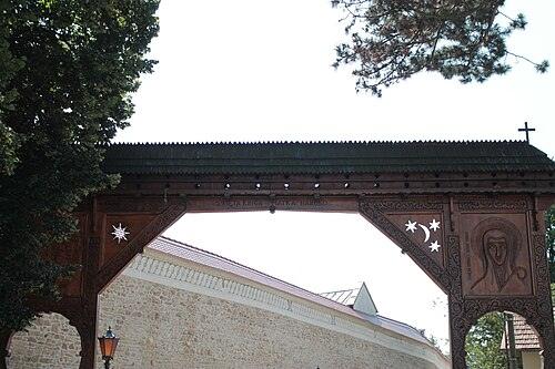 La Puerta Sícula junto al convento, regalo de 1999