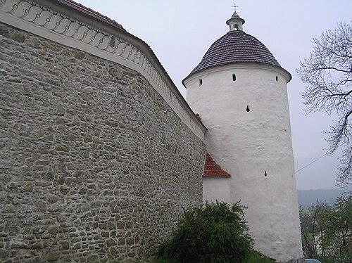 Obranné hradby kláštera klarisek s baštou